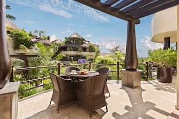 El Taj Oceanfront & Beachside Condo Hotel