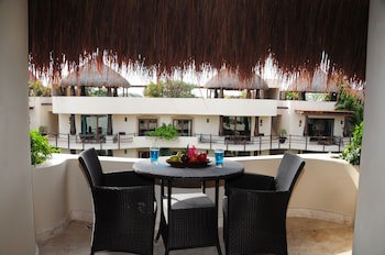 El Taj Oceanfront & Beachside Condo Hotel