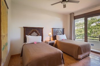 El Taj Oceanfront & Beachside Condo Hotel
