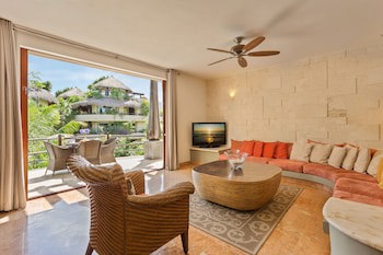 El Taj Oceanfront & Beachside Condo Hotel