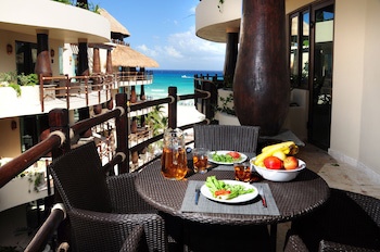 El Taj Oceanfront & Beachside Condo Hotel