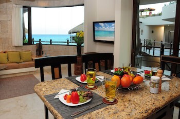 El Taj Oceanfront & Beachside Condo Hotel