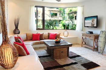 El Taj Oceanfront & Beachside Condo Hotel