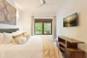 El Taj Oceanfront & Beachside Condo Hotel