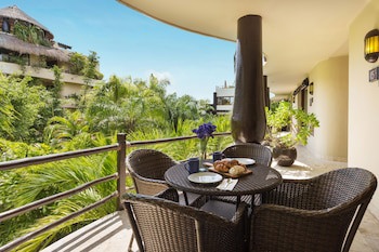 El Taj Oceanfront & Beachside Condo Hotel