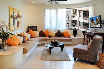 El Taj Oceanfront & Beachside Condo Hotel