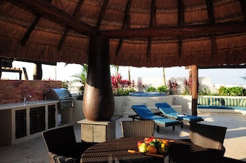 El Taj Oceanfront & Beachside Condo Hotel