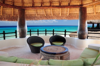 El Taj Oceanfront & Beachside Condo Hotel