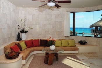 El Taj Oceanfront & Beachside Condo Hotel