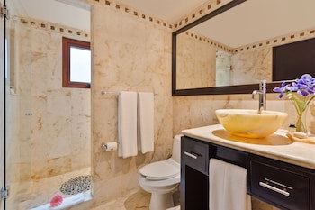 El Taj Oceanfront & Beachside Condo Hotel