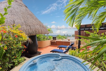 El Taj Oceanfront & Beachside Condo Hotel