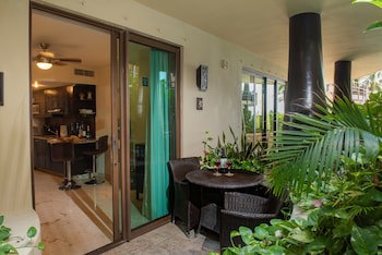 El Taj Oceanfront & Beachside Condo Hotel