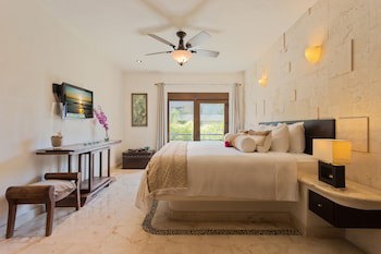 El Taj Oceanfront & Beachside Condo Hotel