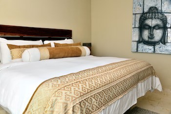El Taj Oceanfront & Beachside Condo Hotel