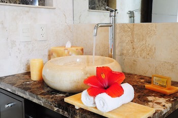 El Taj Oceanfront & Beachside Condo Hotel