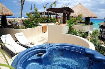 El Taj Oceanfront & Beachside Condo Hotel