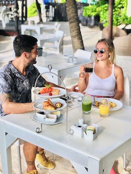 El Taj Oceanfront & Beachside Condo Hotel