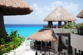 El Taj Oceanfront & Beachside Condo Hotel