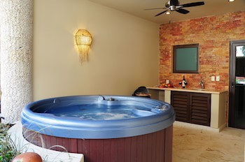 El Taj Oceanfront & Beachside Condo Hotel