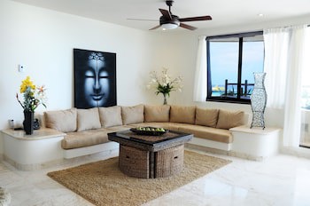 El Taj Oceanfront & Beachside Condo Hotel