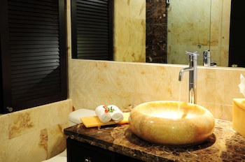 El Taj Oceanfront & Beachside Condo Hotel