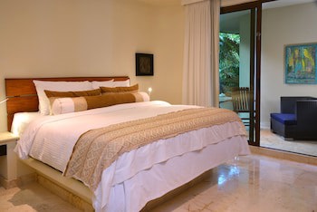 El Taj Oceanfront & Beachside Condo Hotel
