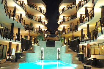 El Taj Oceanfront & Beachside Condo Hotel