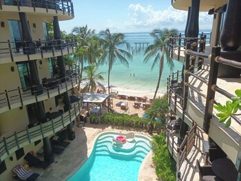 El Taj Oceanfront & Beachside Condo Hotel