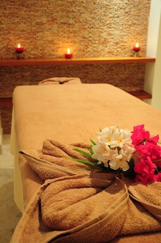 El Taj Oceanfront & Beachside Condo Hotel
