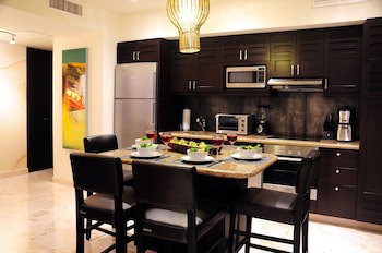 El Taj Oceanfront & Beachside Condo Hotel