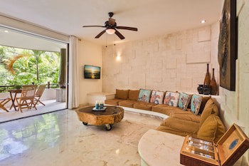 El Taj Oceanfront & Beachside Condo Hotel