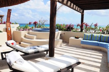 El Taj Oceanfront & Beachside Condo Hotel