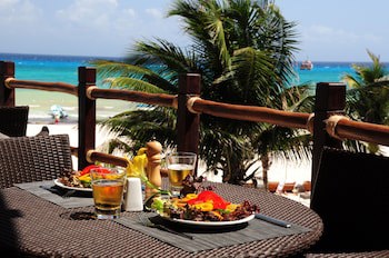 El Taj Oceanfront & Beachside Condo Hotel