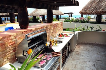 El Taj Oceanfront & Beachside Condo Hotel