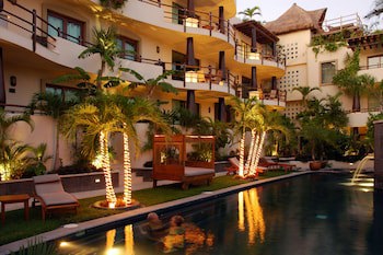 El Taj Oceanfront & Beachside Condo Hotel