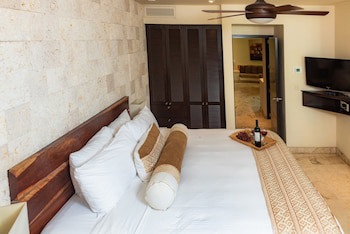 El Taj Oceanfront & Beachside Condo Hotel