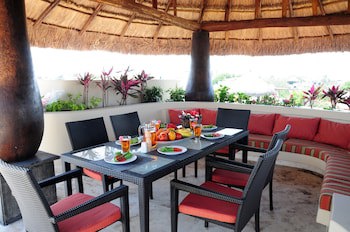 El Taj Oceanfront & Beachside Condo Hotel