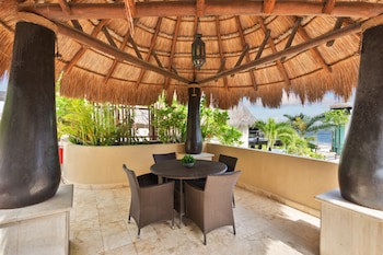 El Taj Oceanfront & Beachside Condo Hotel