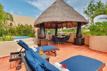 El Taj Oceanfront & Beachside Condo Hotel