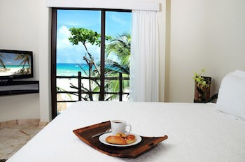 El Taj Oceanfront & Beachside Condo Hotel