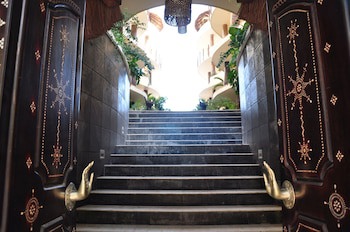 El Taj Oceanfront & Beachside Condo Hotel