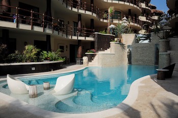 El Taj Oceanfront & Beachside Condo Hotel
