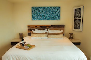 El Taj Oceanfront & Beachside Condo Hotel