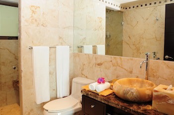 El Taj Oceanfront & Beachside Condo Hotel
