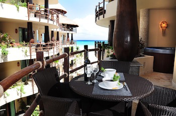 El Taj Oceanfront & Beachside Condo Hotel