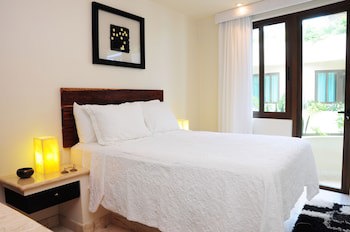 El Taj Oceanfront & Beachside Condo Hotel