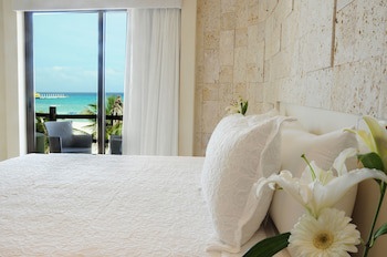 El Taj Oceanfront & Beachside Condo Hotel