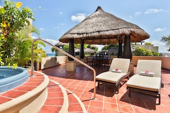 El Taj Oceanfront & Beachside Condo Hotel