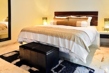 El Taj Oceanfront & Beachside Condo Hotel