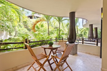 El Taj Oceanfront & Beachside Condo Hotel